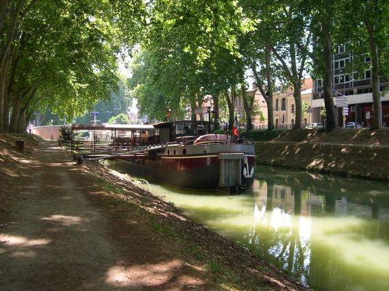  Péniche sur le canal de Brienne